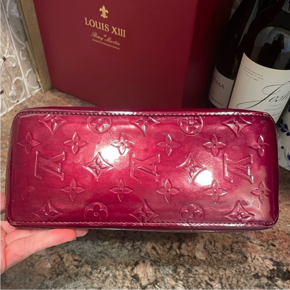 Gorgeous Louis Vuitton patent
vernis burgundy dyed small shopping bag pm. - Picture 6 of 10